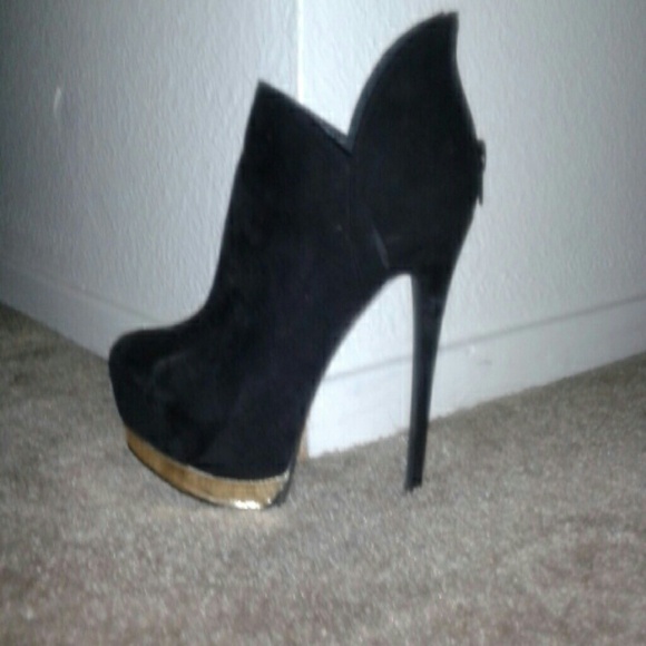 Super Sexy high heels, Bob Marley sweater & dress