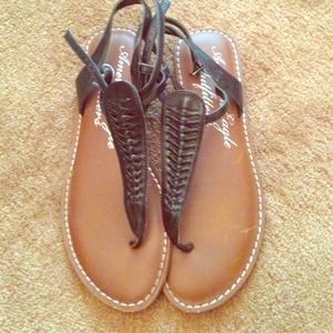 Trendy black sandals !