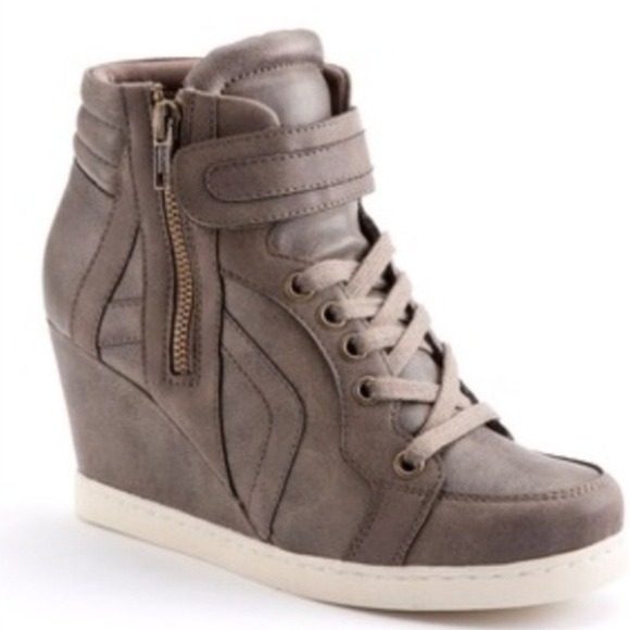 Candie's Shoes - SNEAKER WEDGES OLIVE COLOR