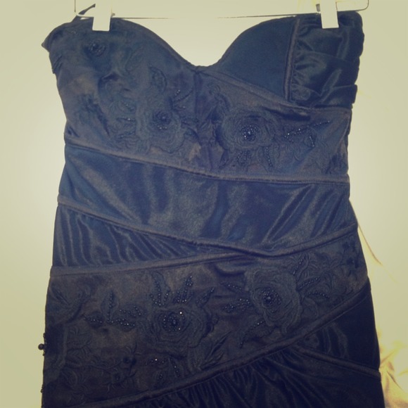 Gorgeous BEBE body hugging dress.