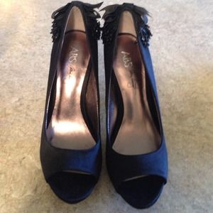 A perfect black heel