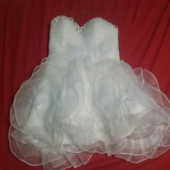 Short white dress fits a size 2 - Picture 1 of 3