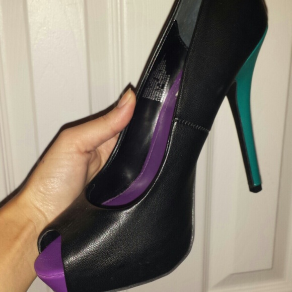 Jennifer Lopez peep toe pumps