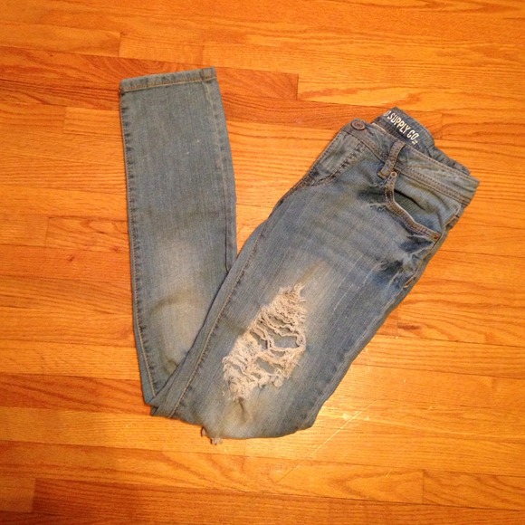 NWOT factory distressed skinny jeans