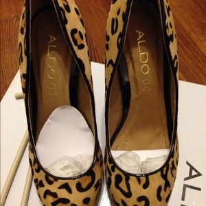 New never worn close-toed leopard platform pumps