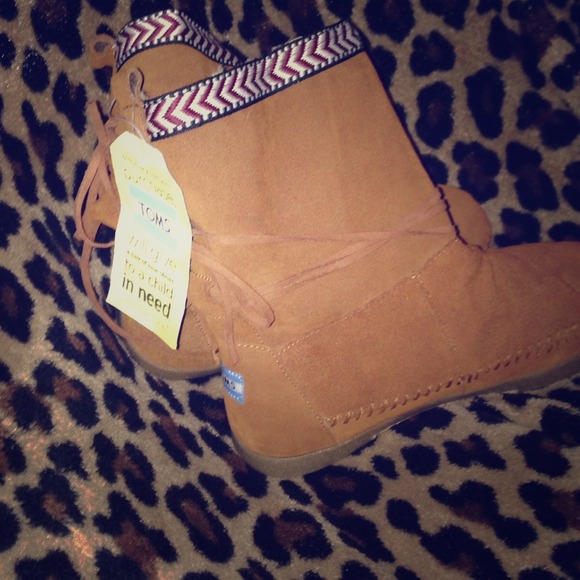 TOMS BOOTS !