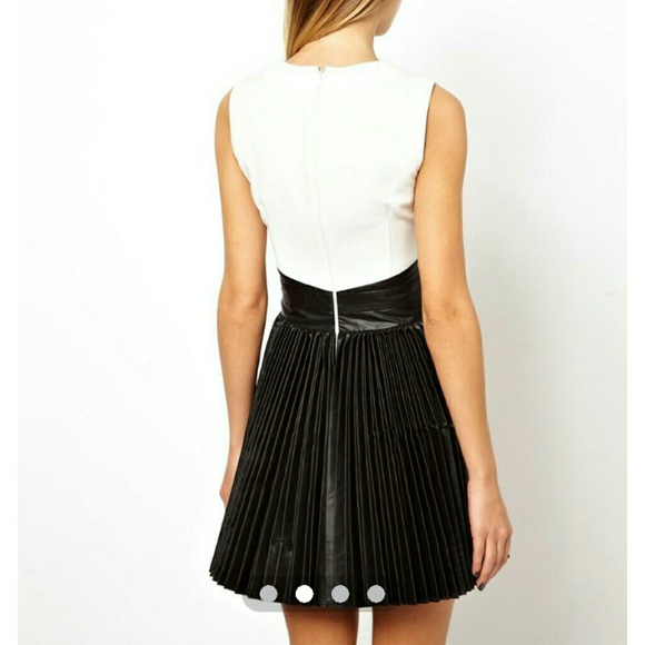 ??2xHP ??Color block leather look pleated dress - Picture 2 of 4