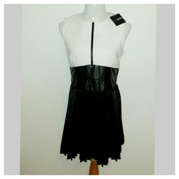 ??2xHP ??Color block leather look pleated dress - Picture 3 of 4