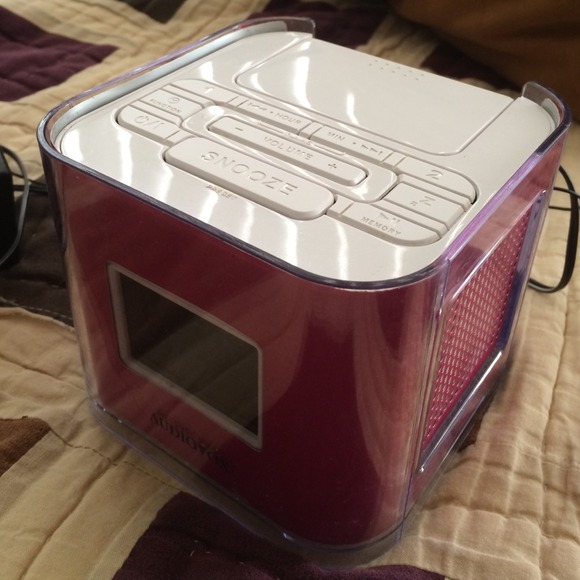 🔴SOLD🔴Ihome alarm clock/ speaker