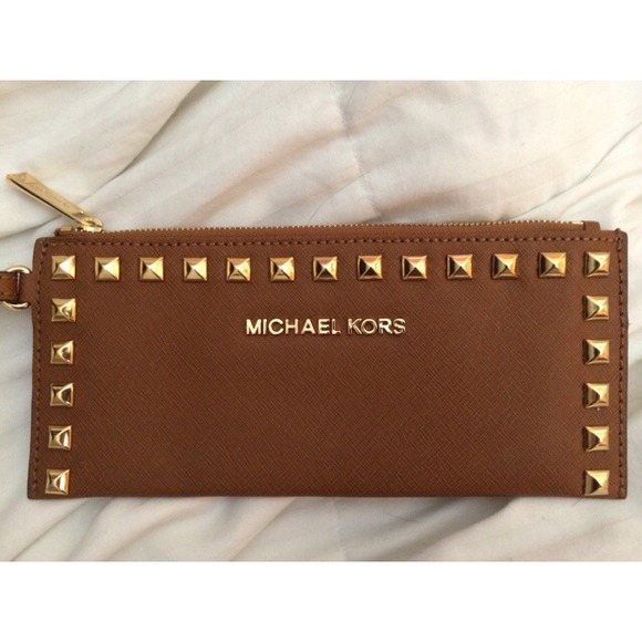 🔴SOLD🔴 💕 Michael Kors Selma Studded Clutch