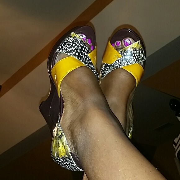 * Unique Feather Print Heels - Picture 3 of 4