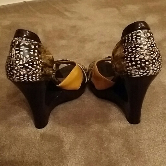 * Unique Feather Print Heels - Picture 4 of 4