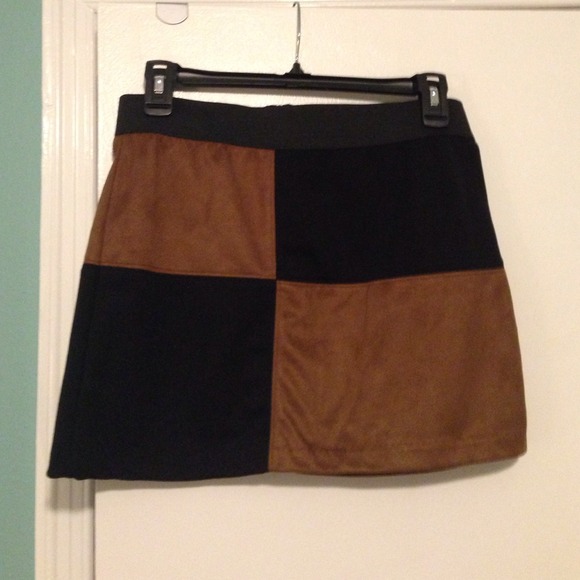 Forever 21 skirt BUNDLED with "C" necklace