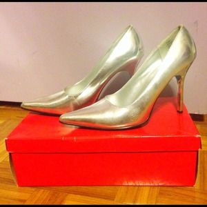 Silver pumps