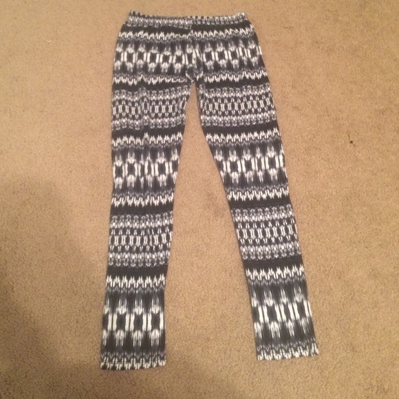 Black & white designed leggings
