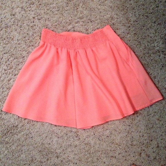 ️️⬇️REDUCED⬇️ Stylish coral shorts - Picture 2 of 3