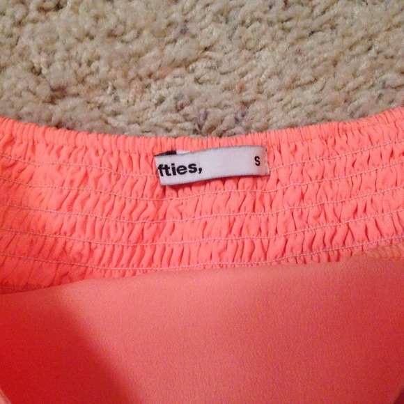 ️️⬇️REDUCED⬇️ Stylish coral shorts - Picture 3 of 3