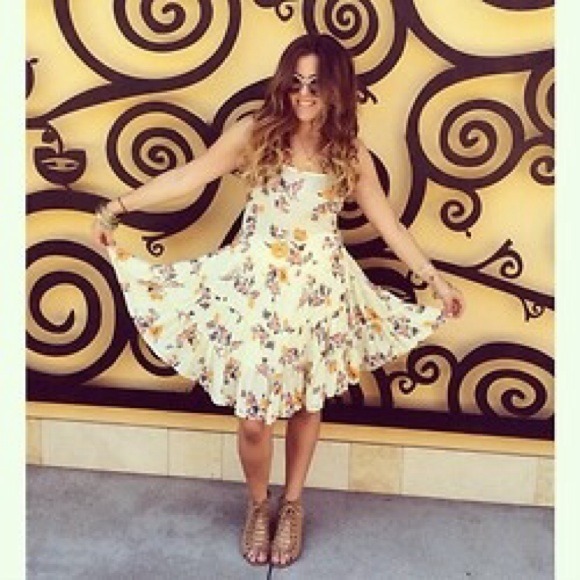 ✖️️sold in bundle ✖️ circle of flowers dress - Picture 3 of 4