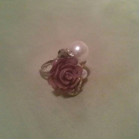 Gold and Pearl Flower Chunky Ring - Picture 2 of 3