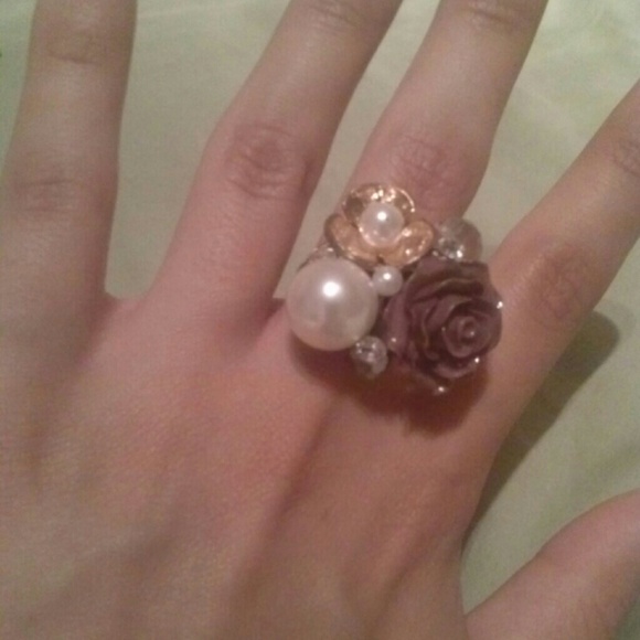Gold and Pearl Flower Chunky Ring - Picture 3 of 3