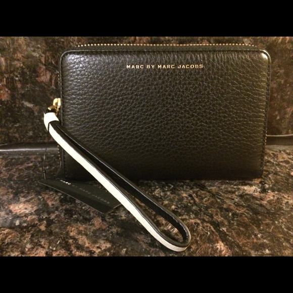 Marc Jacobs Sophisticato Mildred phone wristlet