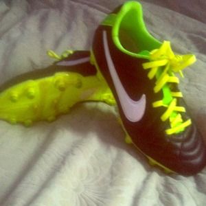 NIKE youth size 2 Soccer Cleats