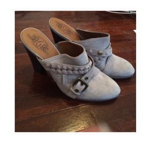 NWOT Taupe closed toe studded clogs with buckle