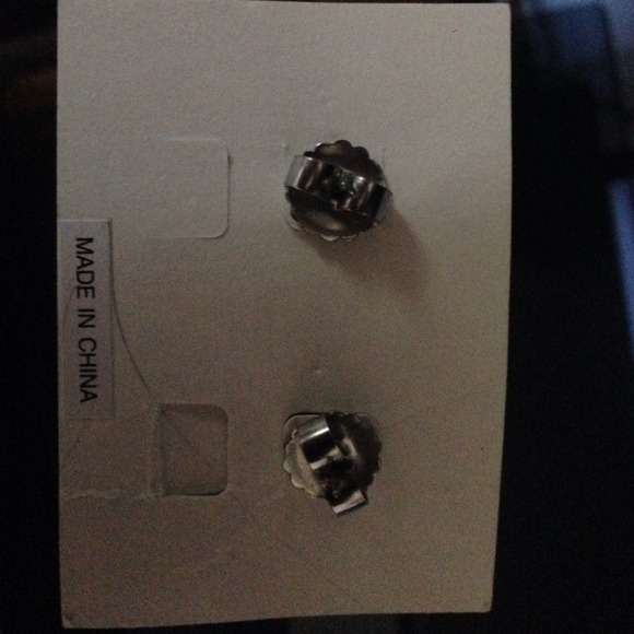 Lisa Sophia pearl and silver earings - Picture 2 of 3