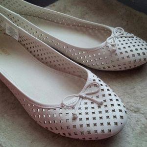 Old Navy perforated ballet flats