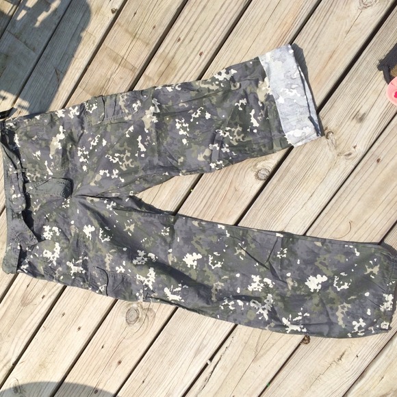 Women's camo convertible pants. NWT!