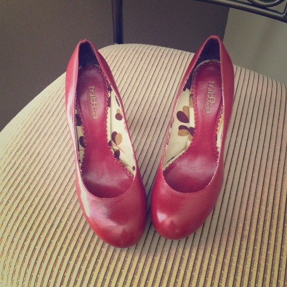 RED LEATHER KENNETH COLE TRIBECA PUMPS!