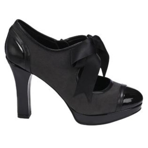 🎊sale🎉Apostrophe Black and Gray Heels