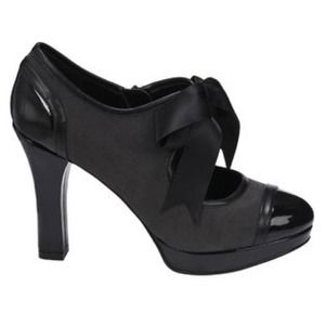 🎊sale🎉Apostrophe Black and Gray Heels