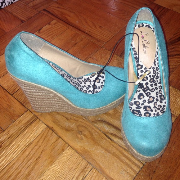 Never worn teal suede wedges