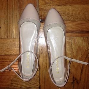 Beige pointy flats