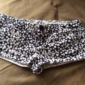 Amazing blue floral shorts!