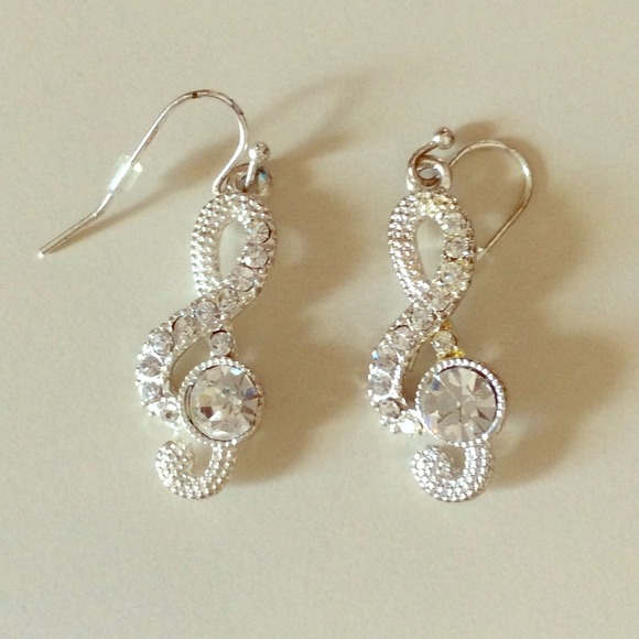 Eight pairs of earrings!! Look through all pics!