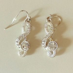 Eight pairs of earrings!! Look through all pics!