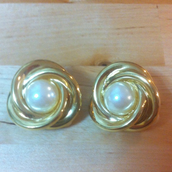 Vintage St.John Clipped on earrings in gold