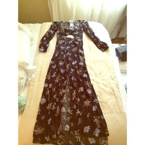 Cut out floral maxi dress! 💜💙