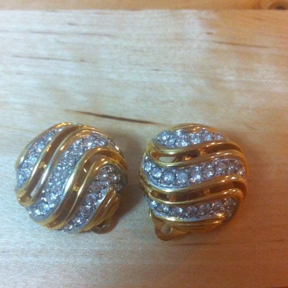 Vintage clipped on earrings in gold and diamond