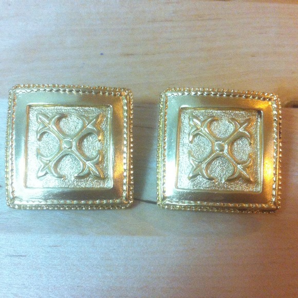 Vintage MMA-SI'93 clipped on earrings in gold