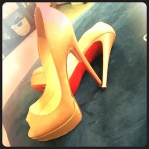 SOLD❗️❗️❗️❗️Lady Peep Authentic Louboutin pumps!!
