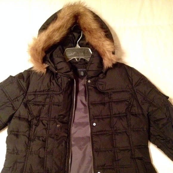 Tommy Hilfiger quilted jacket w/detachable hood.