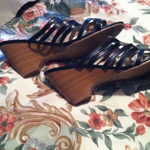 Sandals - Picture 2 of 3