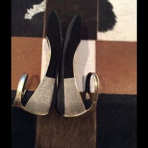 **FLASH SALE**BCBG black & gold pumps!!