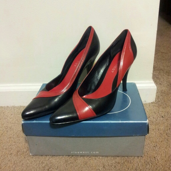 Black and red Nine West pump