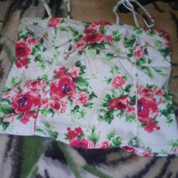 Shirt can take the straps off