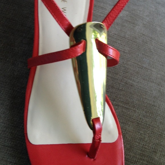 NEW Blood Orange Nine West Gold Plate Thong Sandal - Picture 2 of 4