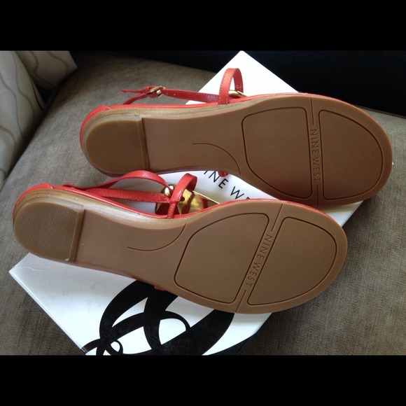 NEW Blood Orange Nine West Gold Plate Thong Sandal - Picture 3 of 4